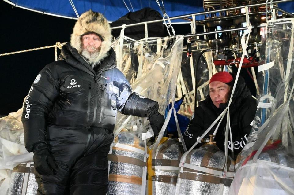 Легендарный Федор Конюхов и его бессменный штурман Иван Меняйло вписали новую строку в историю отечественного воздухоплавания. Их тепловой аэростат «Фосагро» взмыл на невероятные 10 678 метров, оставив позади прежнее национальное достижение.

Все началось затемно. 29 августа в 01:55 по московскому времени гигантская оболочка аэростата оторвалась от земли в пригороде Алейска. Благоприятные погодные условия позволили уже в первые сорок минут набрать внушительные 6 886 метров. К семи утра по местному времени был взят барьер в 10 464 метра, но экипаж продолжил набор высоты.

Это не просто цифры. На такой высоте за бортом минус пятьдесят, дышать невозможно без аппаратуры. Каждый новый метр дается с огромным трудом, — отмечают в команде поддержки. Особую гордость вызывает их летательный аппарат — российский аэростат объемом 12 тысяч кубометров, крупнейший в стране. На его счету уже есть мировой рекорд: в прошлом году экипаж преодолел 2540 километров от Кировска до Хатанги.

Российские воздухоплаватели бьют рекорд в небе над Алтаем. Нынешнее достижение особенно ценно: превышение предыдущего рекорда Виталия Ненашева составило 412 метров — солидный запас для официальной регистрации в Международной федерации аэронавтики.
Комментарий руководителя частной космической компании НОЙ, Дмитрия Антонычева:

«Мы наблюдали за происходящим и поддерживали Конюхова и Меняйло. Да, это рискованный поступок, но ради достижения мы идем на многое. Я поражаюсь их смелости и рад, что все закончилось благополучно. Мы безусловно пригласим этих двух сильных духом людей возглавить экспедицию на более высокую отметку, более 30 000 км, на новой платформе NOY CLOUD.»
Также стоит отметить, что инженеры НОЙ с первой минуты взлета и до посадки внимательно наблюдали за этим событием с огромным интересом. Важным аспектом является и поведение организма после такого экстремального полета — мы продолжим изучать реакции и адаптацию участников для повышения безопасности и эффективности подобных экспедиций.
За полетом следят три группы сопровождения со земли. Координация осуществляется через спутниковую связь, все системы работают штатно. Место предполагаемой посадки пока держится в секрете — все решит ветер. Для Конюхова это уже не первое подобное достижение. Но, как признался путешественник перед стартом, именно тепловые аэростаты требуют особого мастерства: «Здесь нельзя просто включить двигатель. Только понимание ветра, температур и многочасовая подготовка».

Полет продолжается. Экипаж сохраняет радиомолчание, берегу силы для управления шаром в разреженном воздухе. В штабе надеются, что погода позволит продержаться еще несколько часов — возможно, нас ждут новые рекорды. #NOY