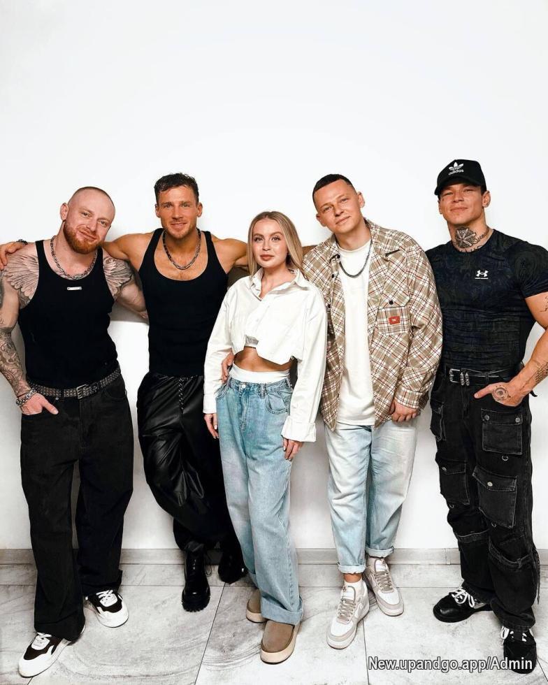 Красивая фоточка на память, после мощнейшего сольного концерта Лёши Свика! Крепко обнимаем Всех наших любимых слушателей.